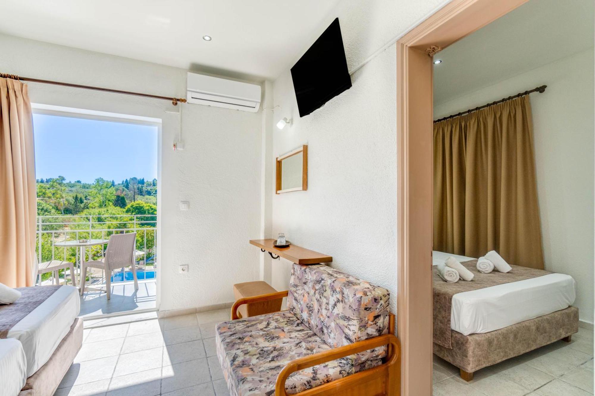 Angela Hotel & Apartments Гувия Екстериор снимка