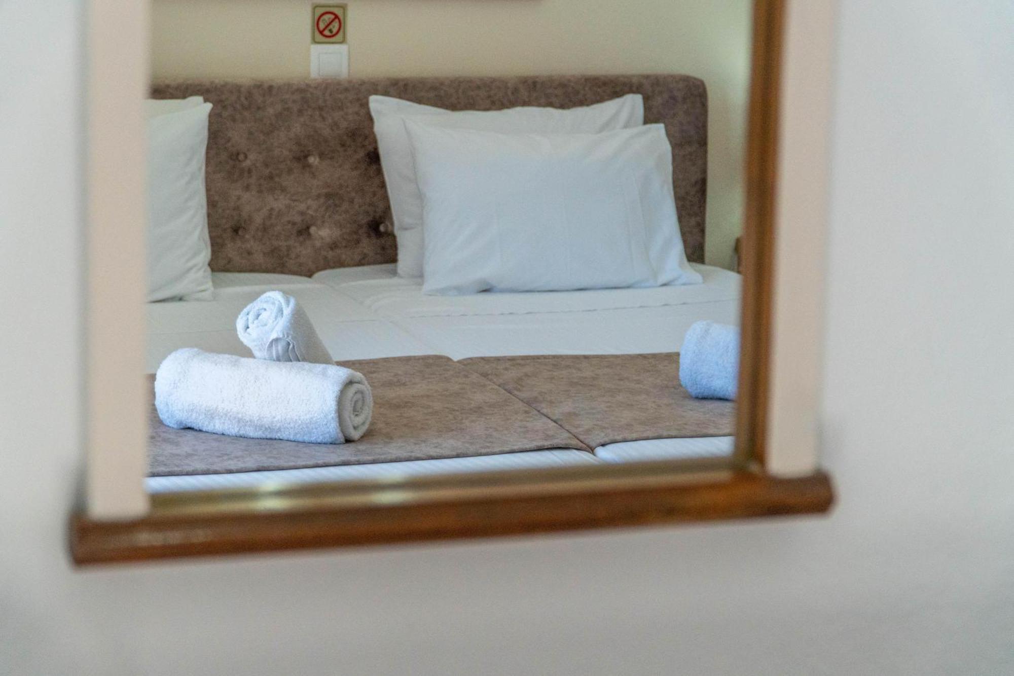 Angela Hotel & Apartments Гувия Екстериор снимка