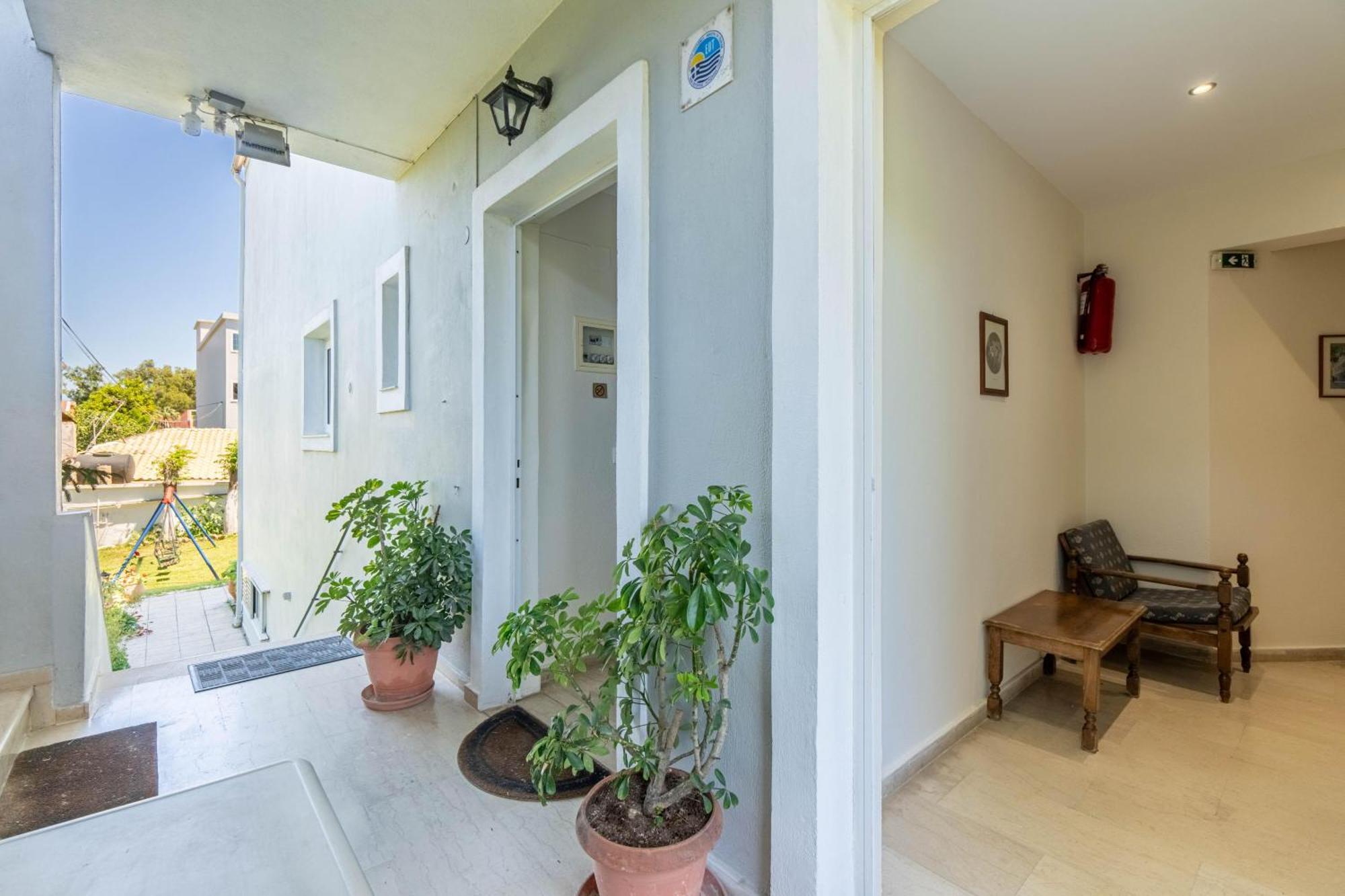Angela Hotel & Apartments Гувия Екстериор снимка