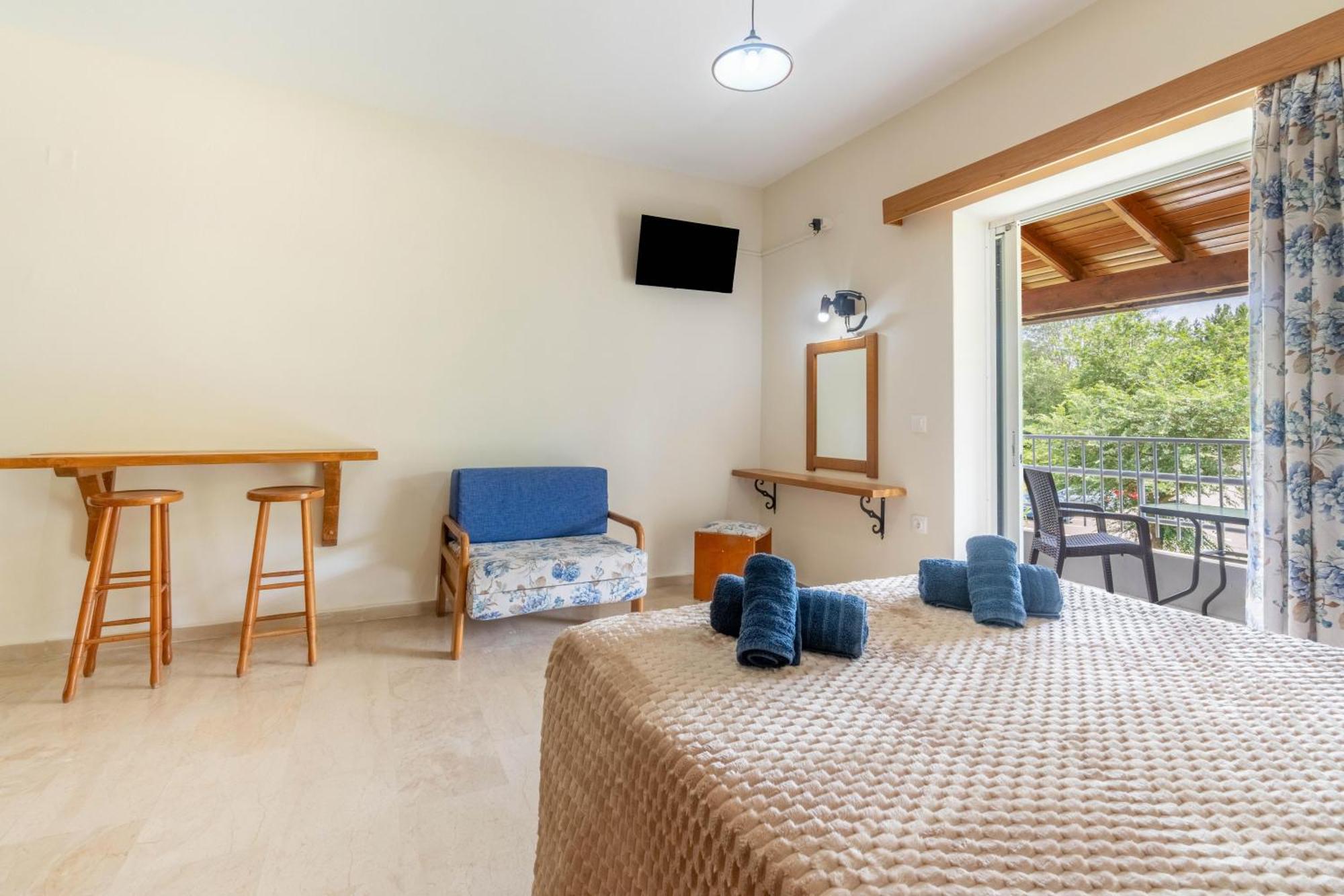 Angela Hotel & Apartments Гувия Екстериор снимка