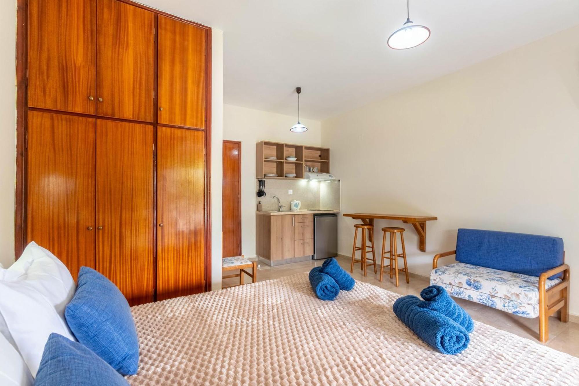 Angela Hotel & Apartments Гувия Екстериор снимка