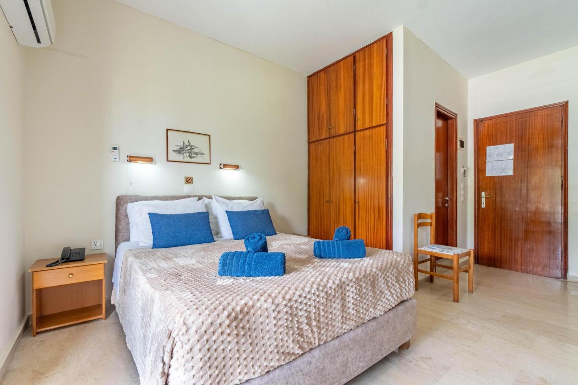 Angela Hotel & Apartments Гувия Екстериор снимка