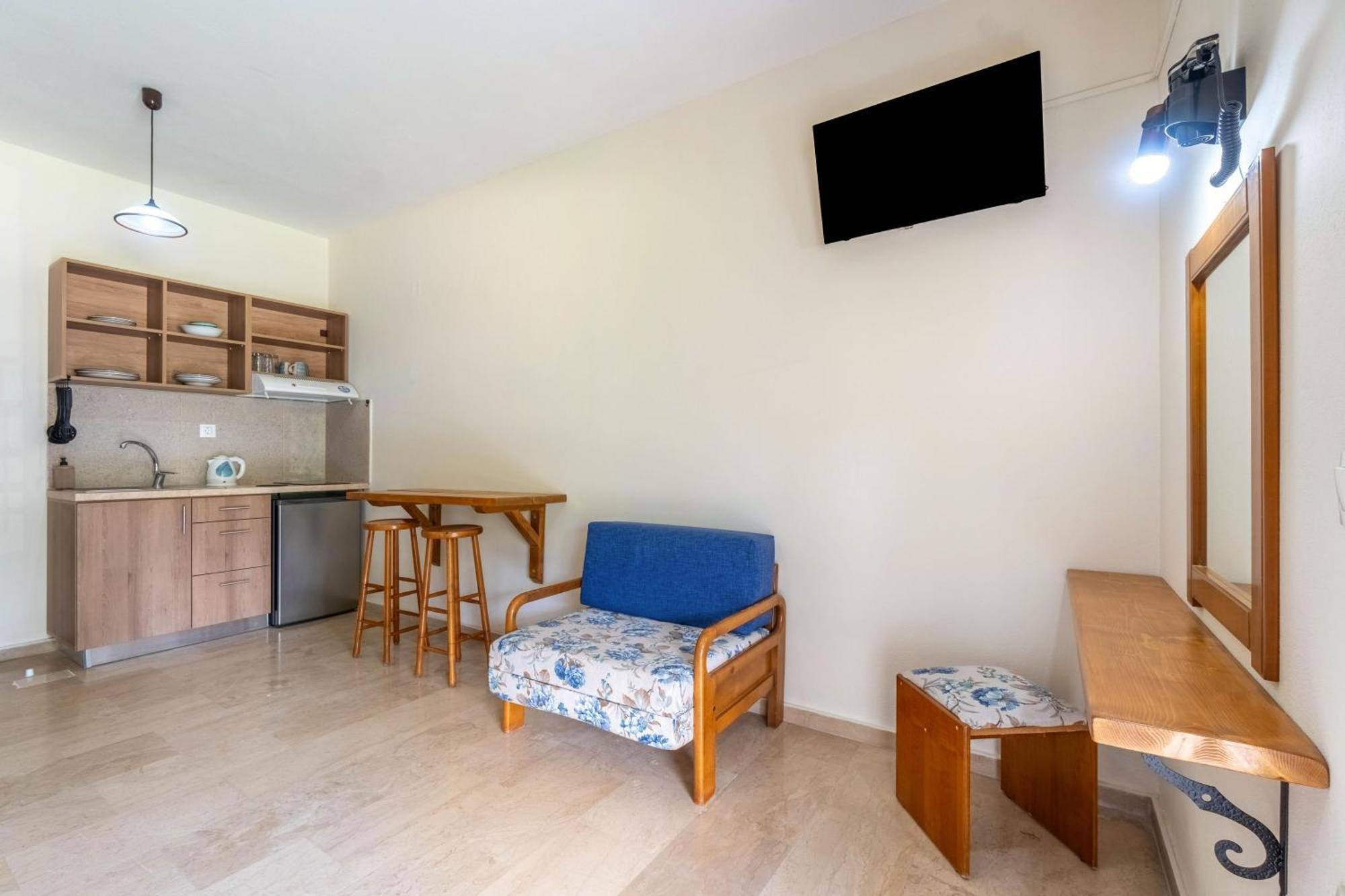 Angela Hotel & Apartments Гувия Екстериор снимка