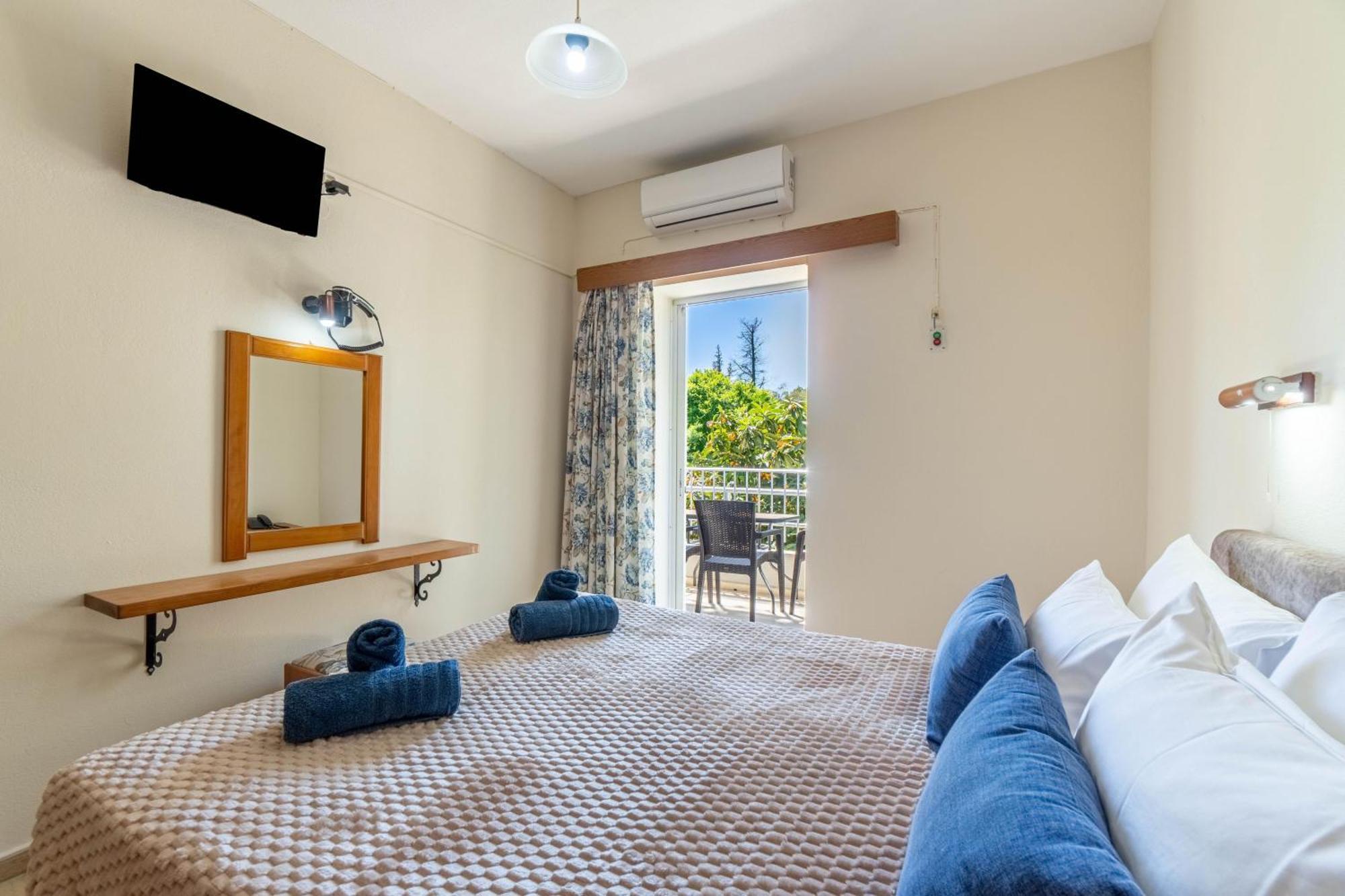 Angela Hotel & Apartments Гувия Екстериор снимка