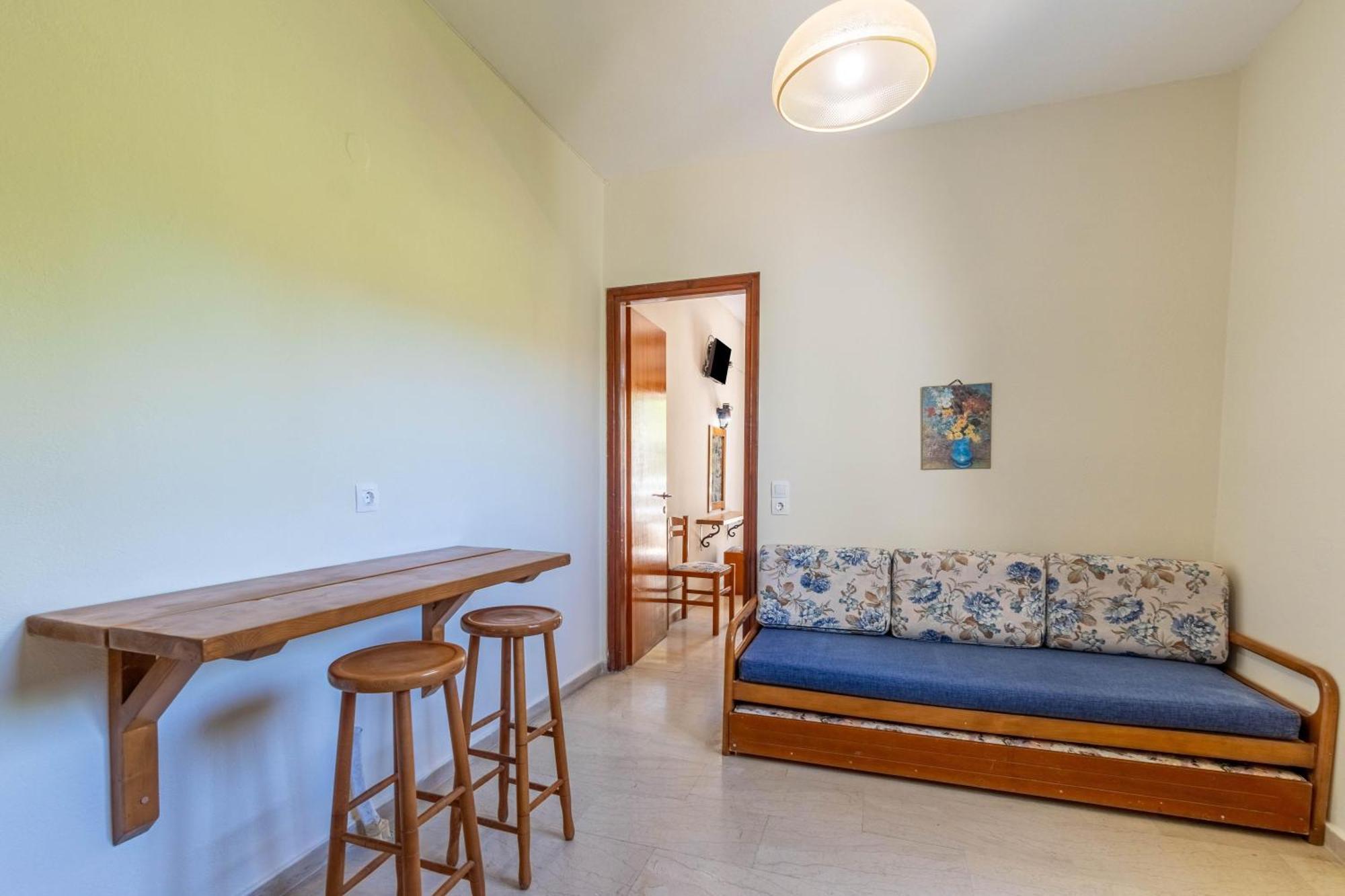 Angela Hotel & Apartments Гувия Екстериор снимка