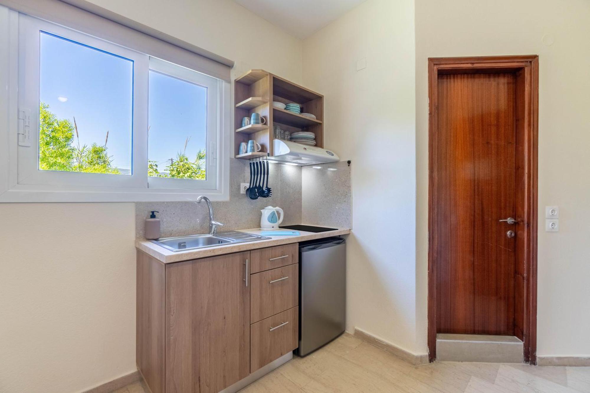 Angela Hotel & Apartments Гувия Екстериор снимка