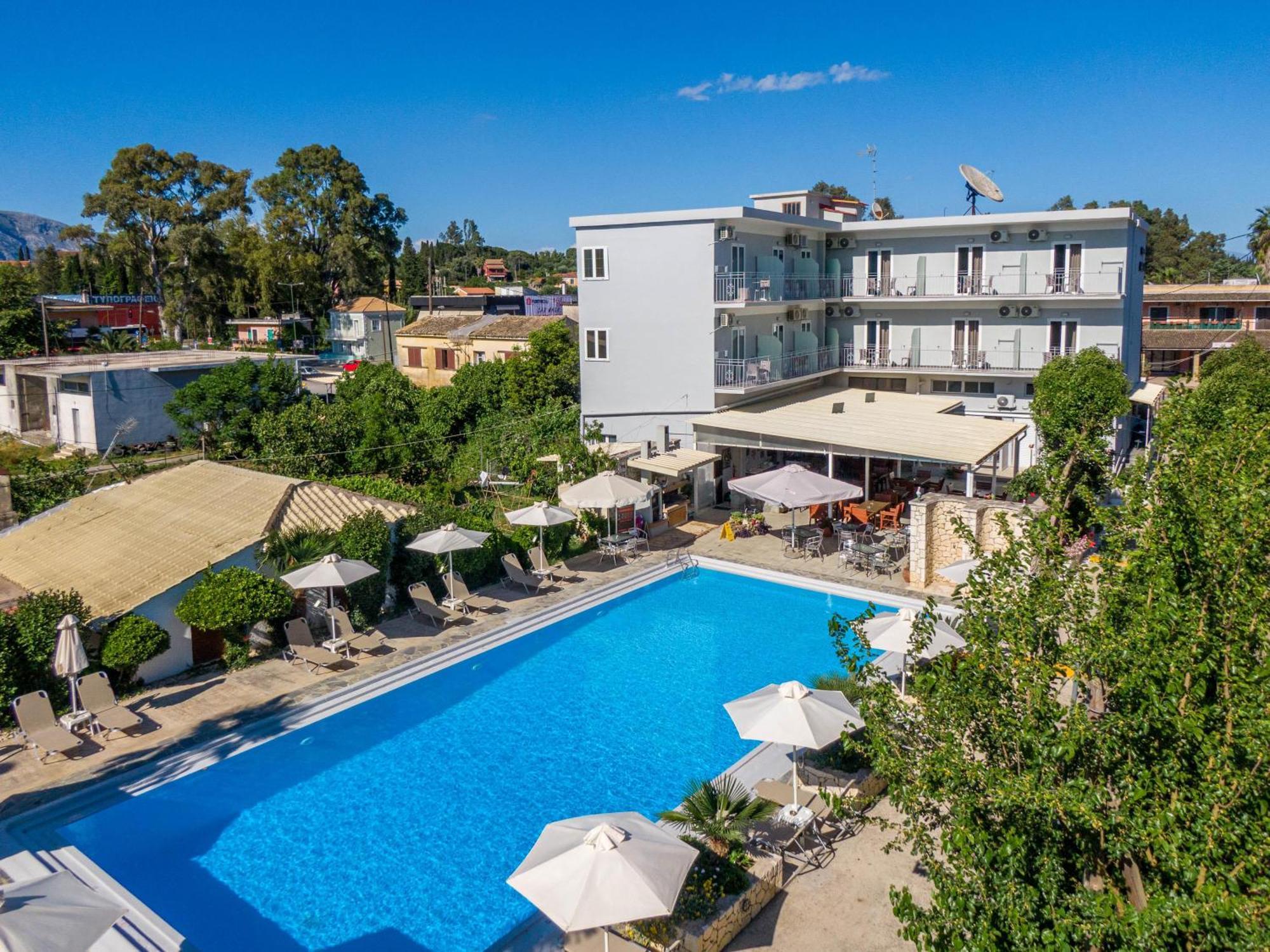 Angela Hotel & Apartments Гувия Екстериор снимка