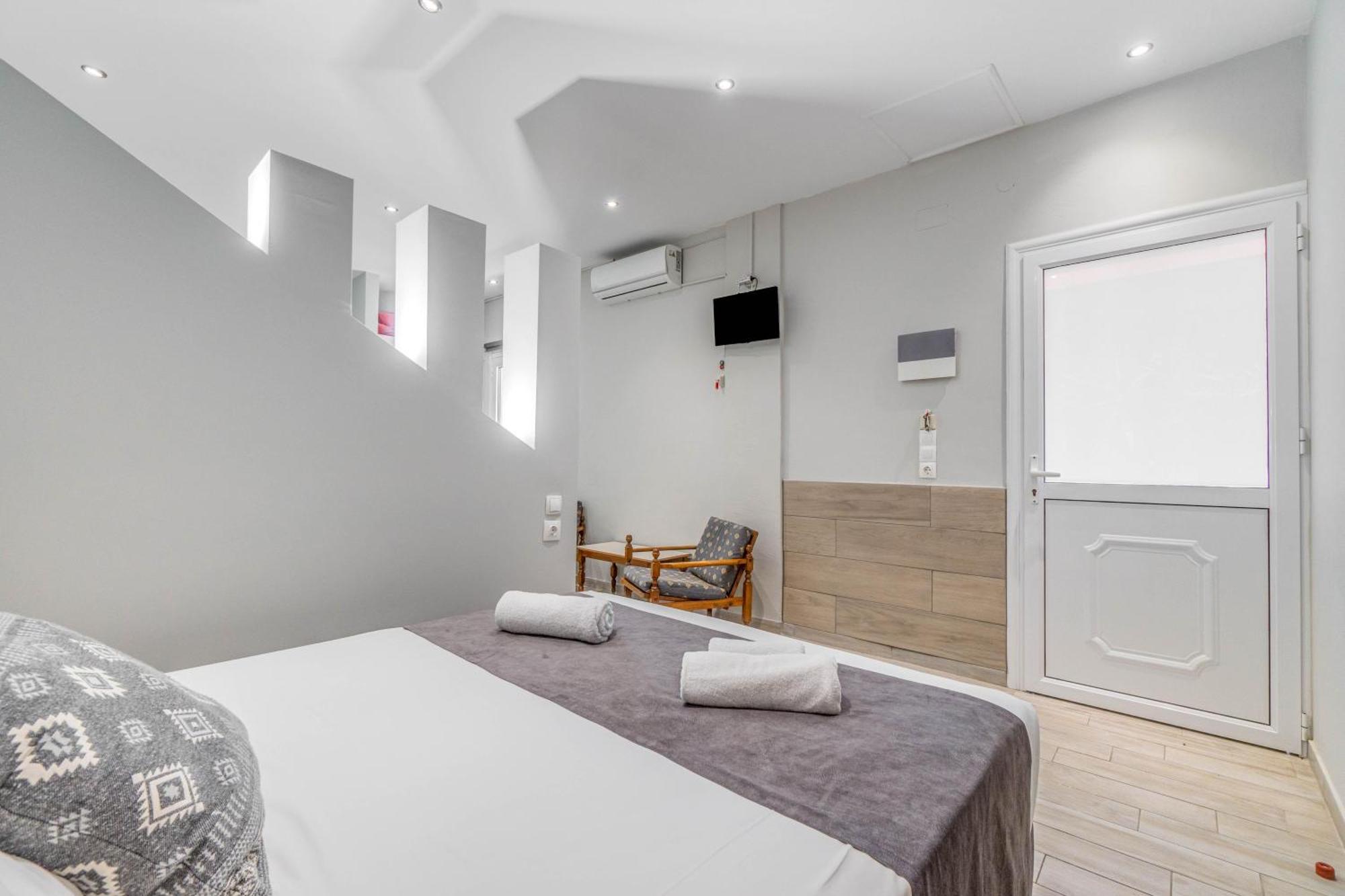 Angela Hotel & Apartments Гувия Екстериор снимка