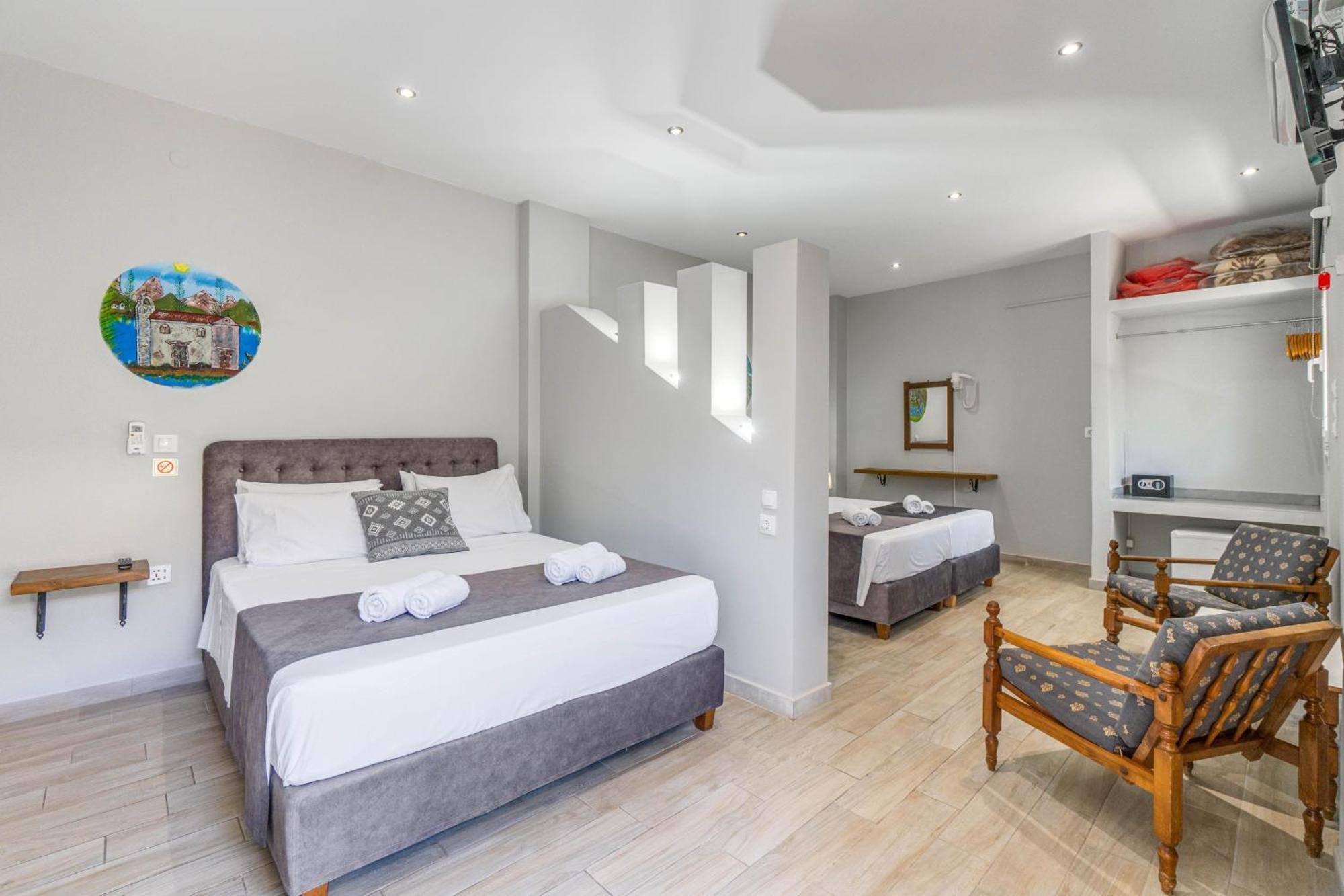 Angela Hotel & Apartments Гувия Екстериор снимка