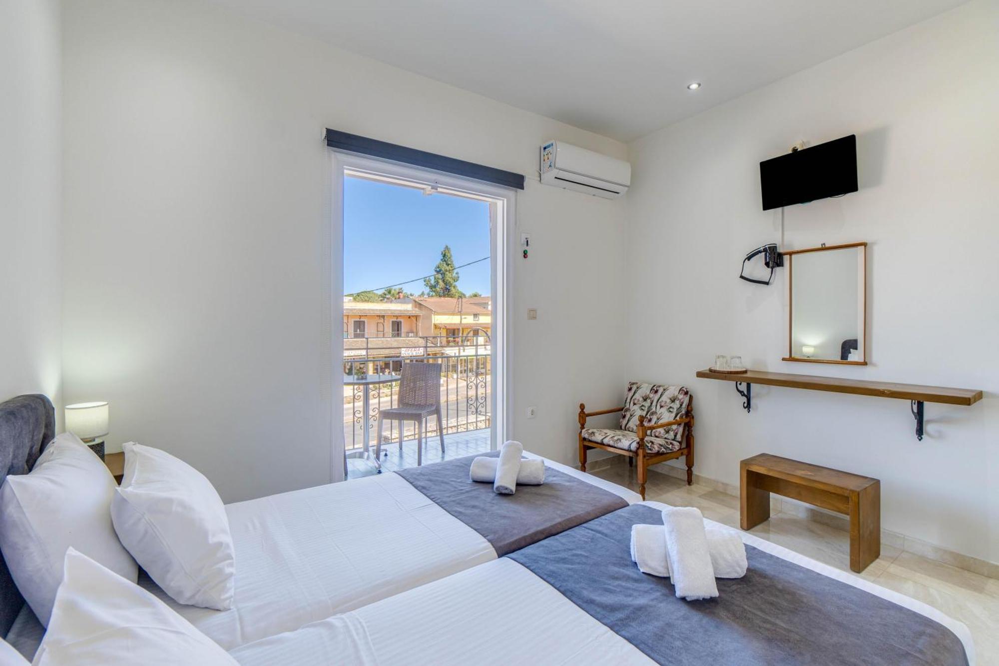 Angela Hotel & Apartments Гувия Екстериор снимка