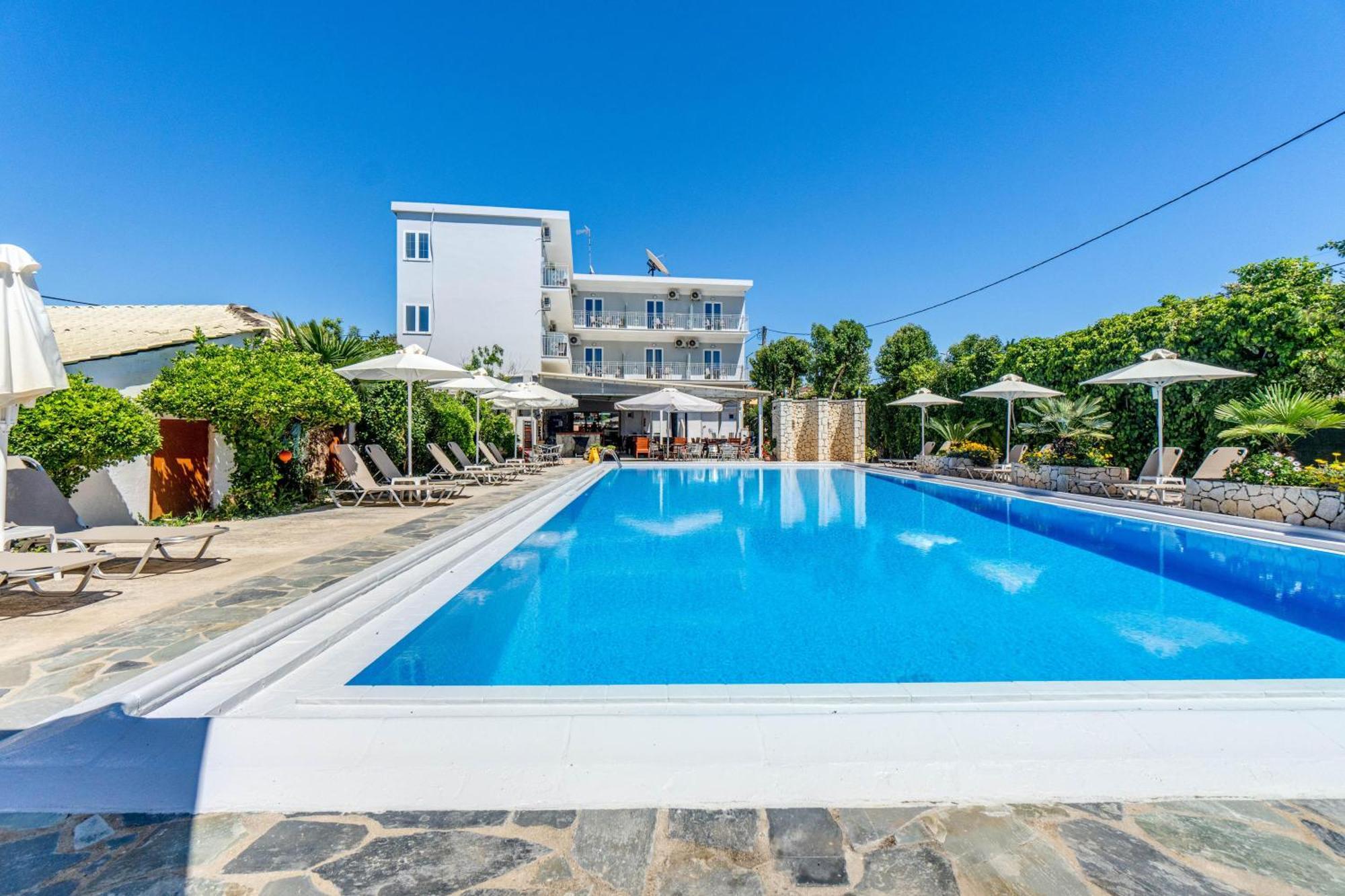 Angela Hotel & Apartments Гувия Екстериор снимка