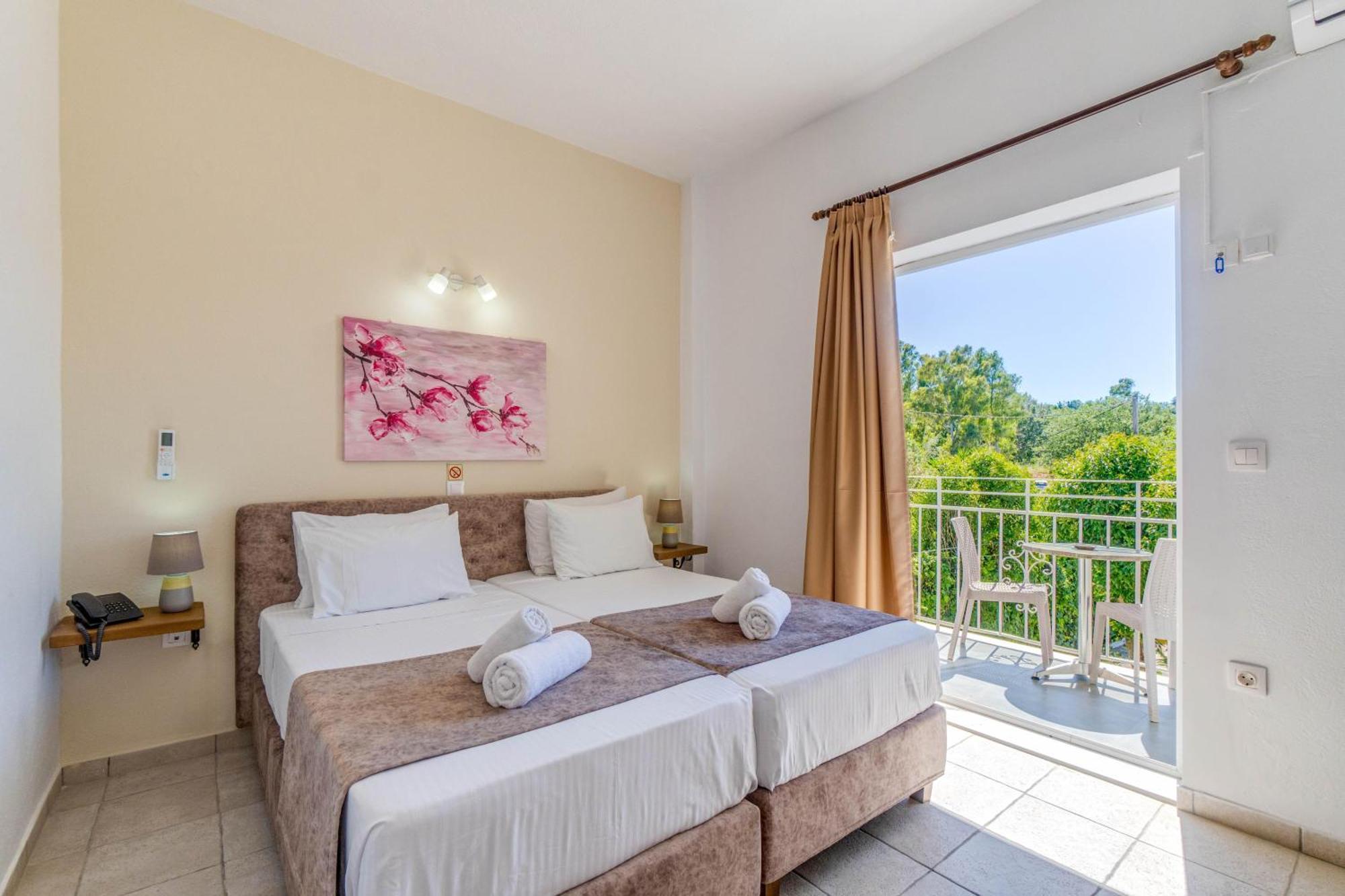 Angela Hotel & Apartments Гувия Екстериор снимка