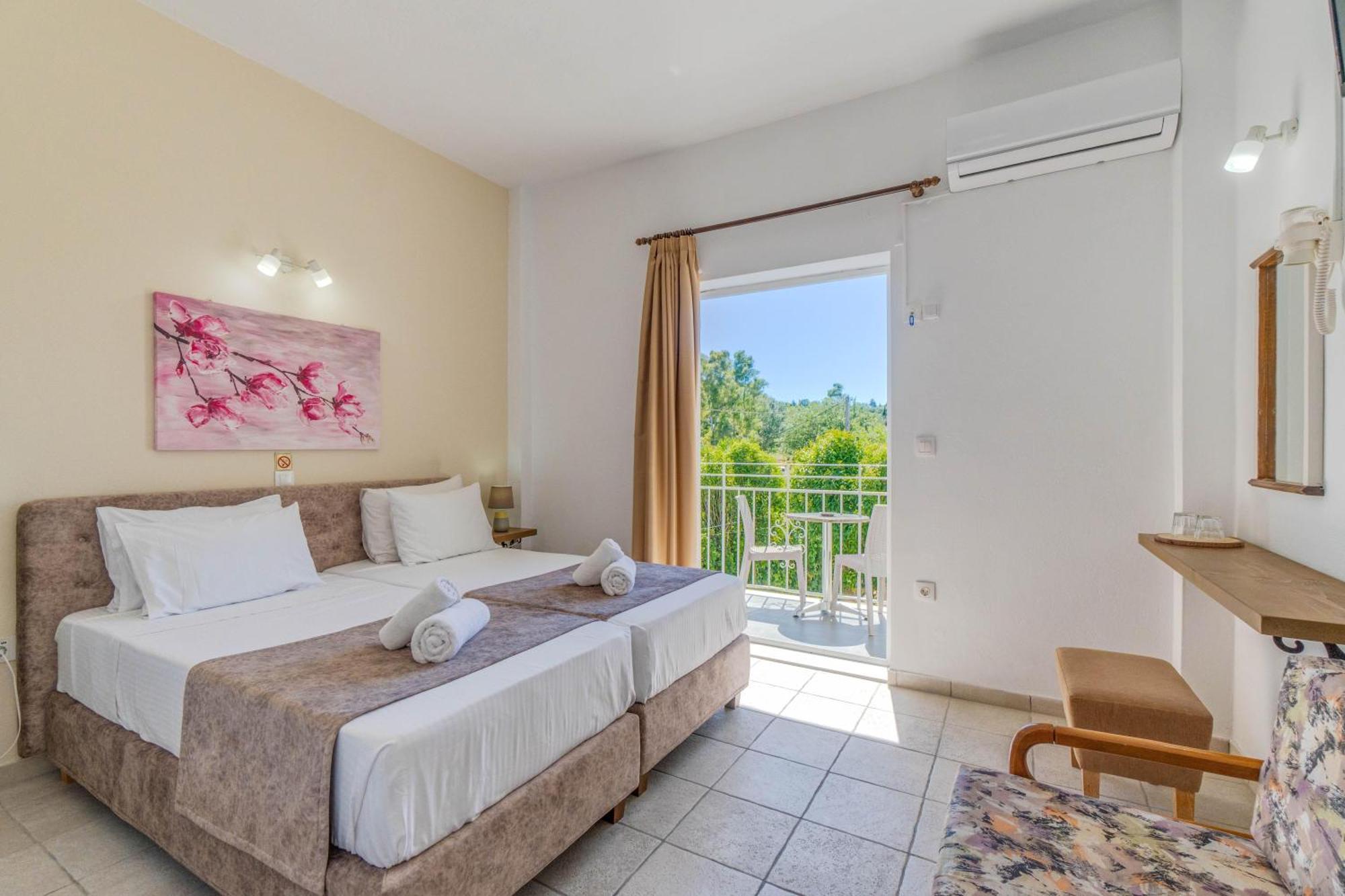 Angela Hotel & Apartments Гувия Екстериор снимка