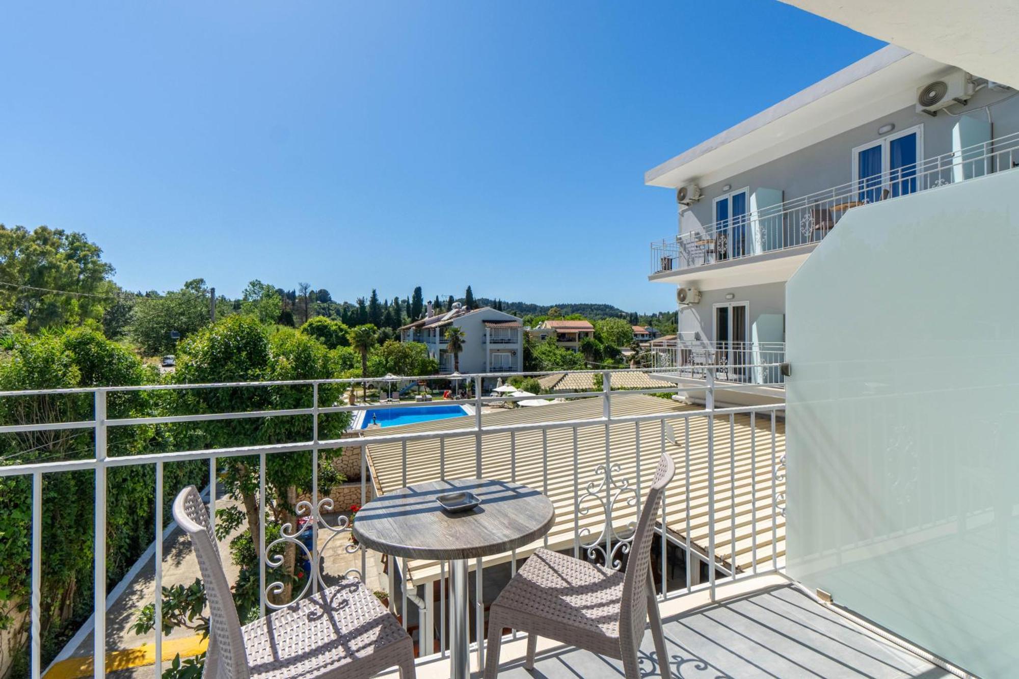 Angela Hotel & Apartments Гувия Екстериор снимка