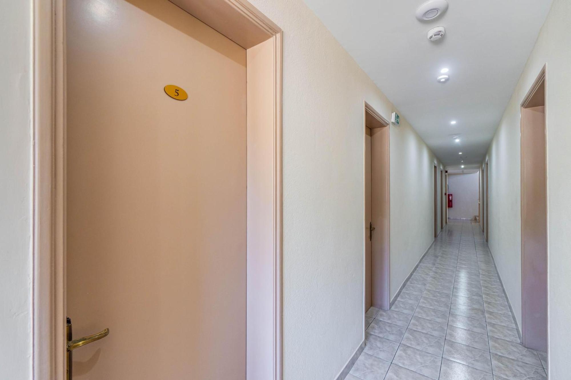 Angela Hotel & Apartments Гувия Екстериор снимка