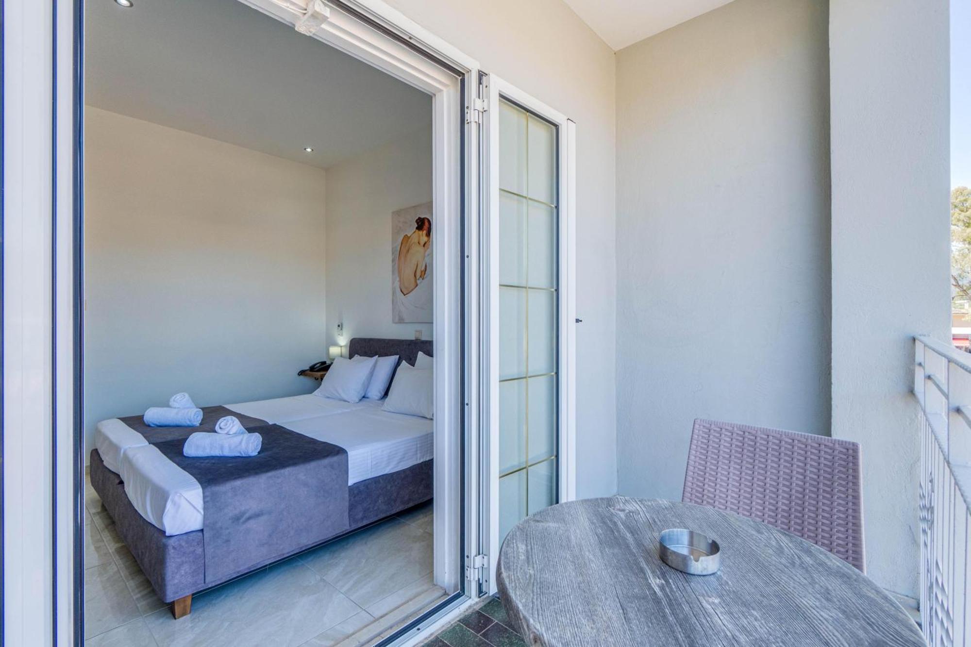 Angela Hotel & Apartments Гувия Екстериор снимка