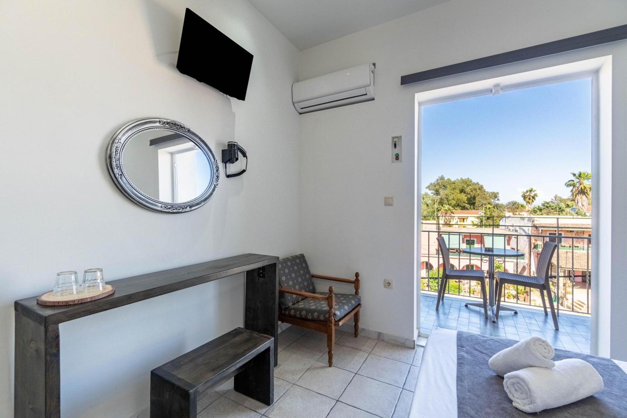 Angela Hotel & Apartments Гувия Екстериор снимка