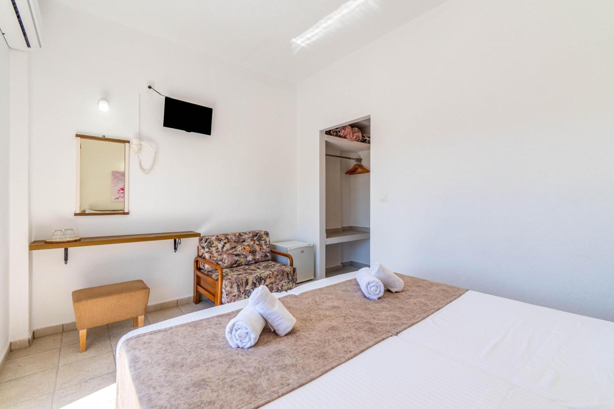 Angela Hotel & Apartments Гувия Екстериор снимка